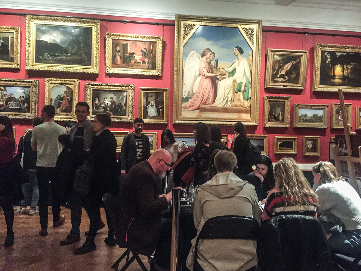 A visit in progress while the visitor queue is sorted by numerous assistants.